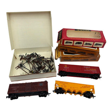 Tyco & Bachmann HO Scale Freight Cars Lot w/ Tyco 24 Trackside Signs & Poles