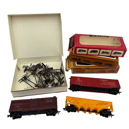 Tyco & Bachmann HO Scale Freight Cars Lot w/ Tyco 24 Trackside Signs & Poles