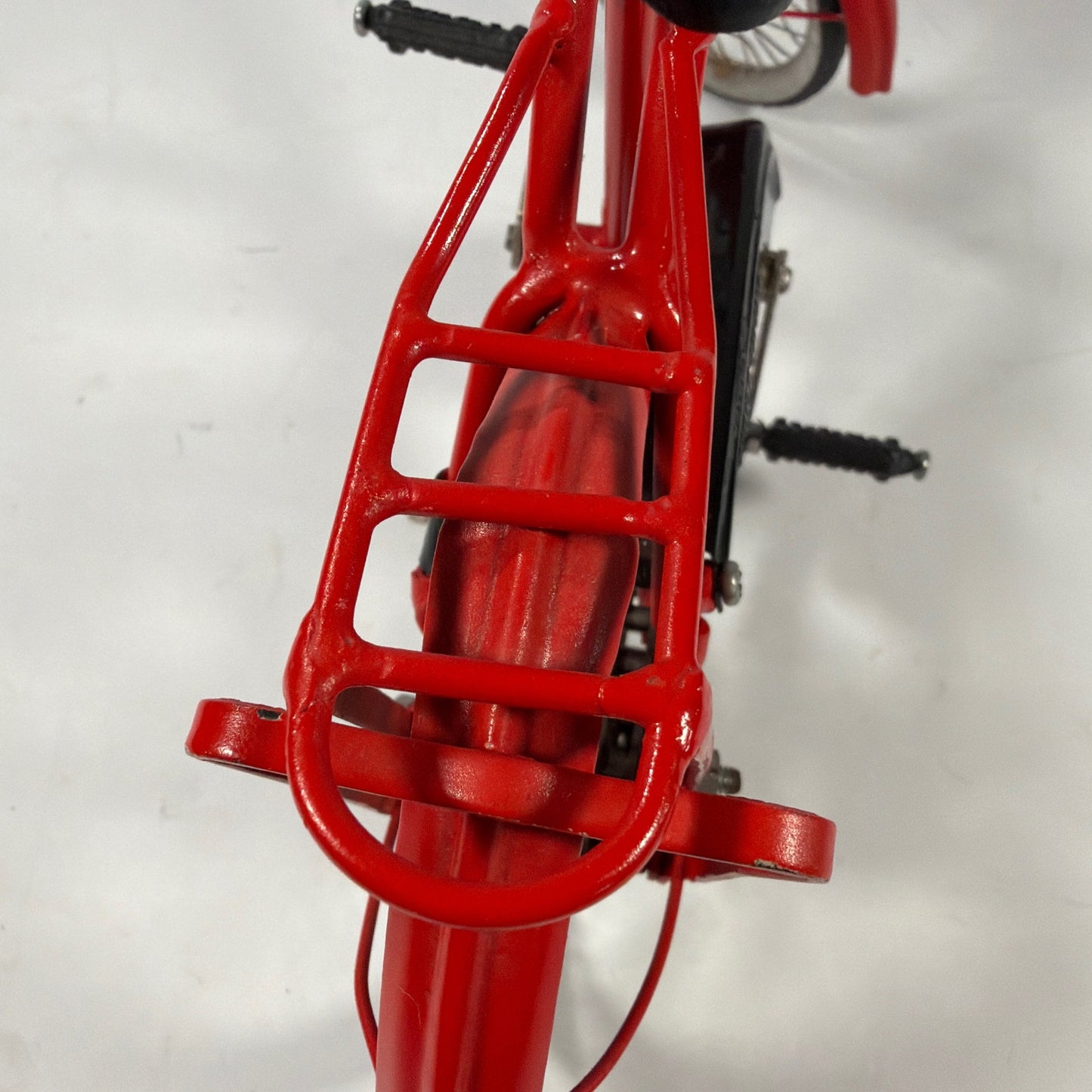 Metal Bicycle Model Figurine With Moving Pedals Red