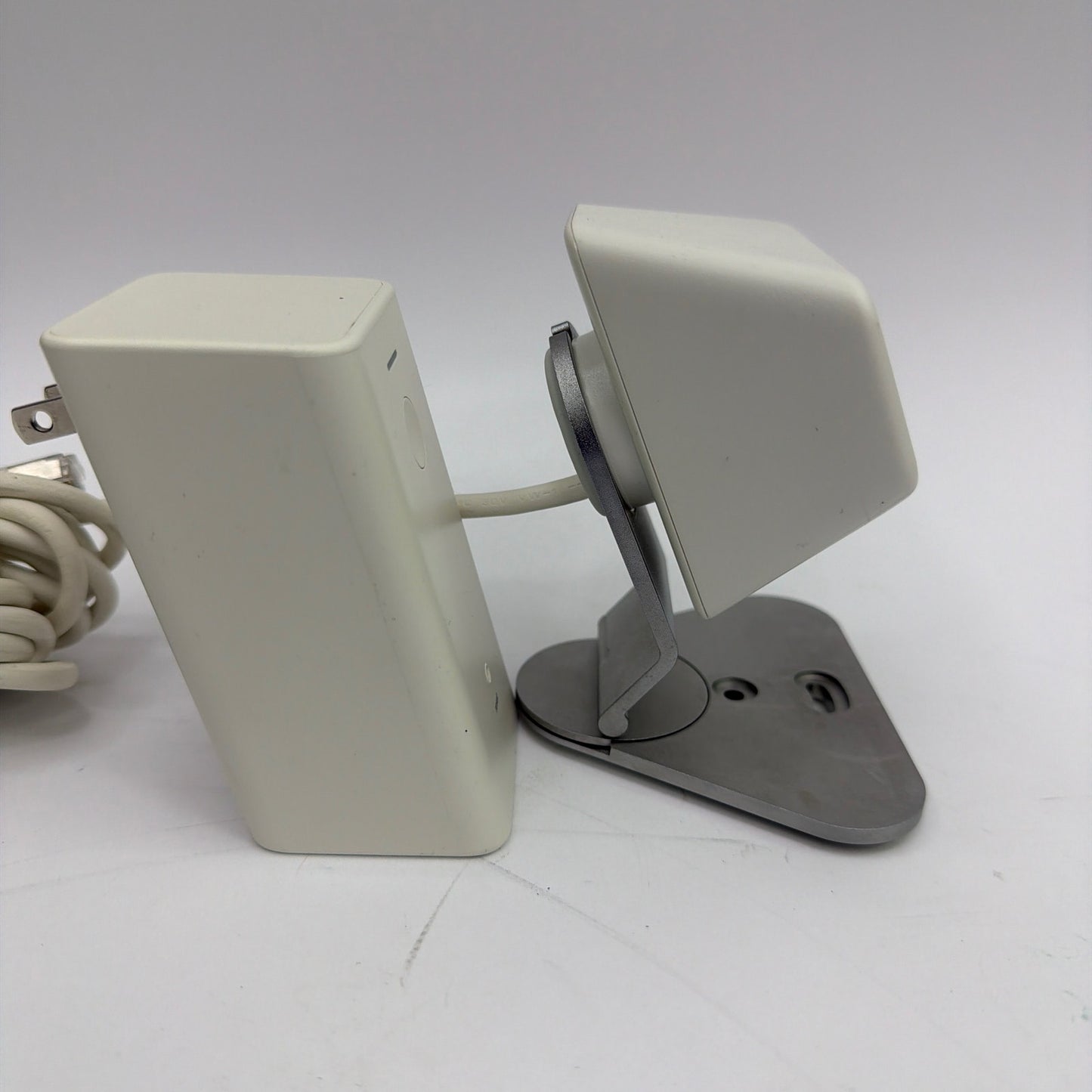 Xfinity xCam2 SCHC2AEW Indoor/Outdoor Security Camera with XW4 Power Adapter